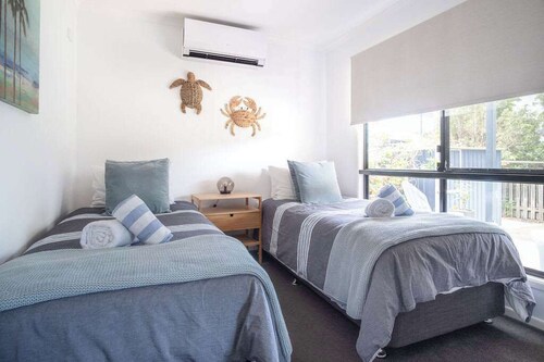 Stones Throw To Shelly Beach + Pet Friendly!