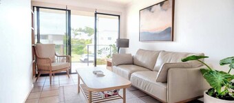 Stones Throw To Shelly Beach + Pet Friendly!