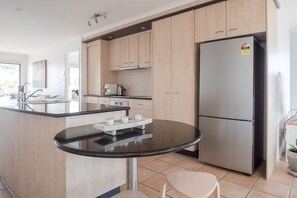 Geladeira, micro-ondas, fogão, cooktop