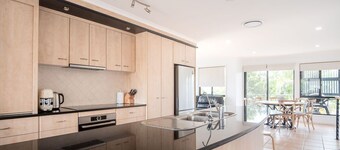 Stones Throw To Shelly Beach + Pet Friendly!