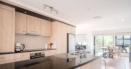 Stones Throw To Shelly Beach + Pet Friendly!