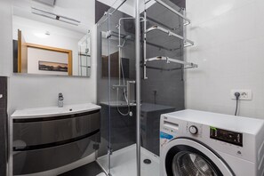 Apartment | Bathroom | Shower, free toiletries, hair dryer, towels