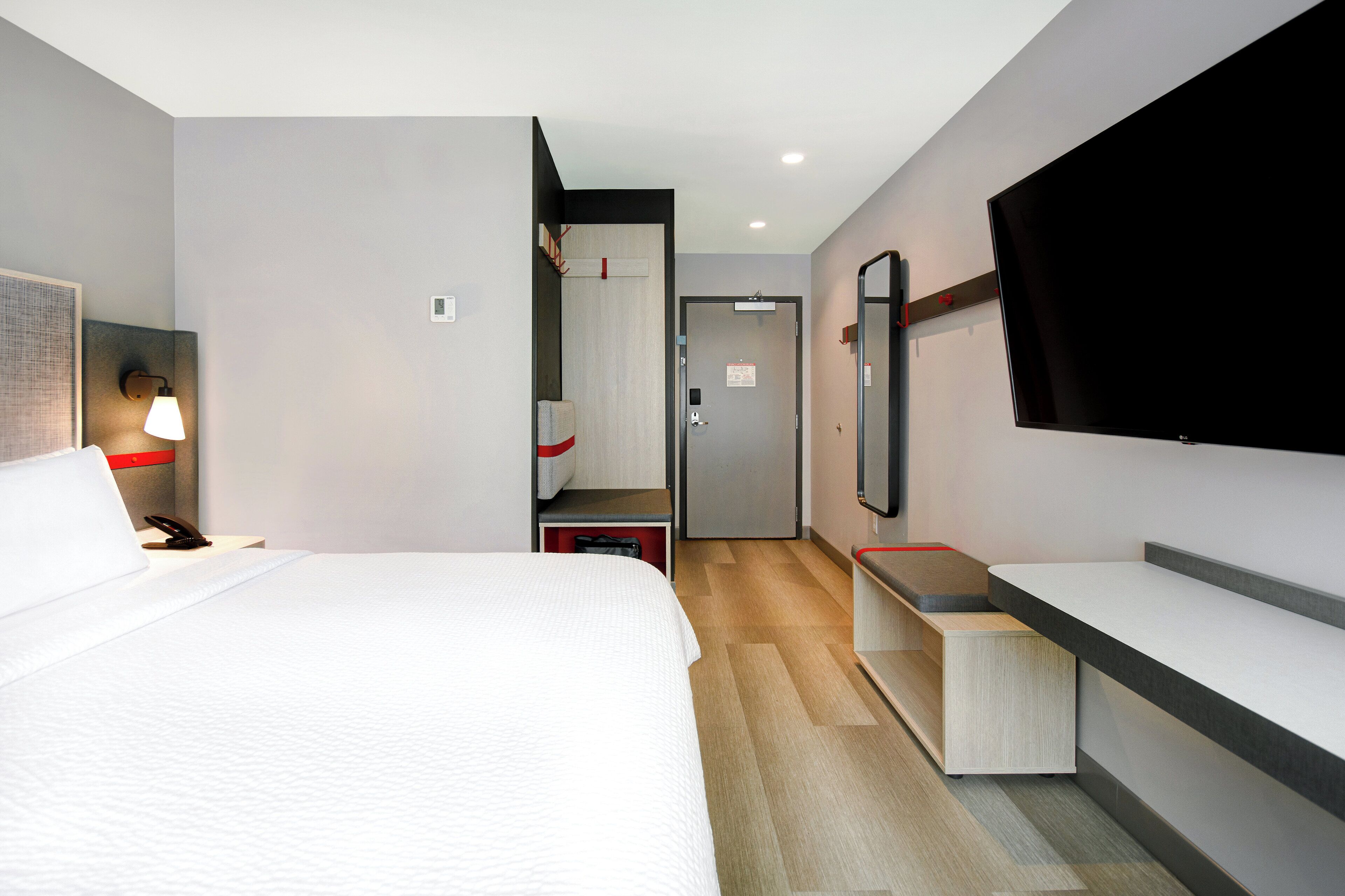 standard room, 1 king bed | premium bedding, in-room safe, desk, laptop workspace