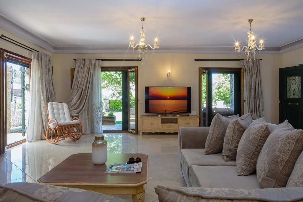 تلفزيون، مدفأة، كُتُب