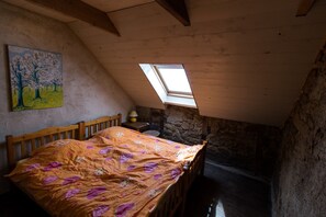 2 bedrooms, travel cot, WiFi