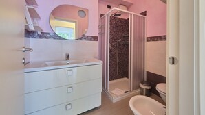 Dusche, Bidet, Handtücher