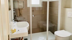 Douche, bidet, serviettes fournies
