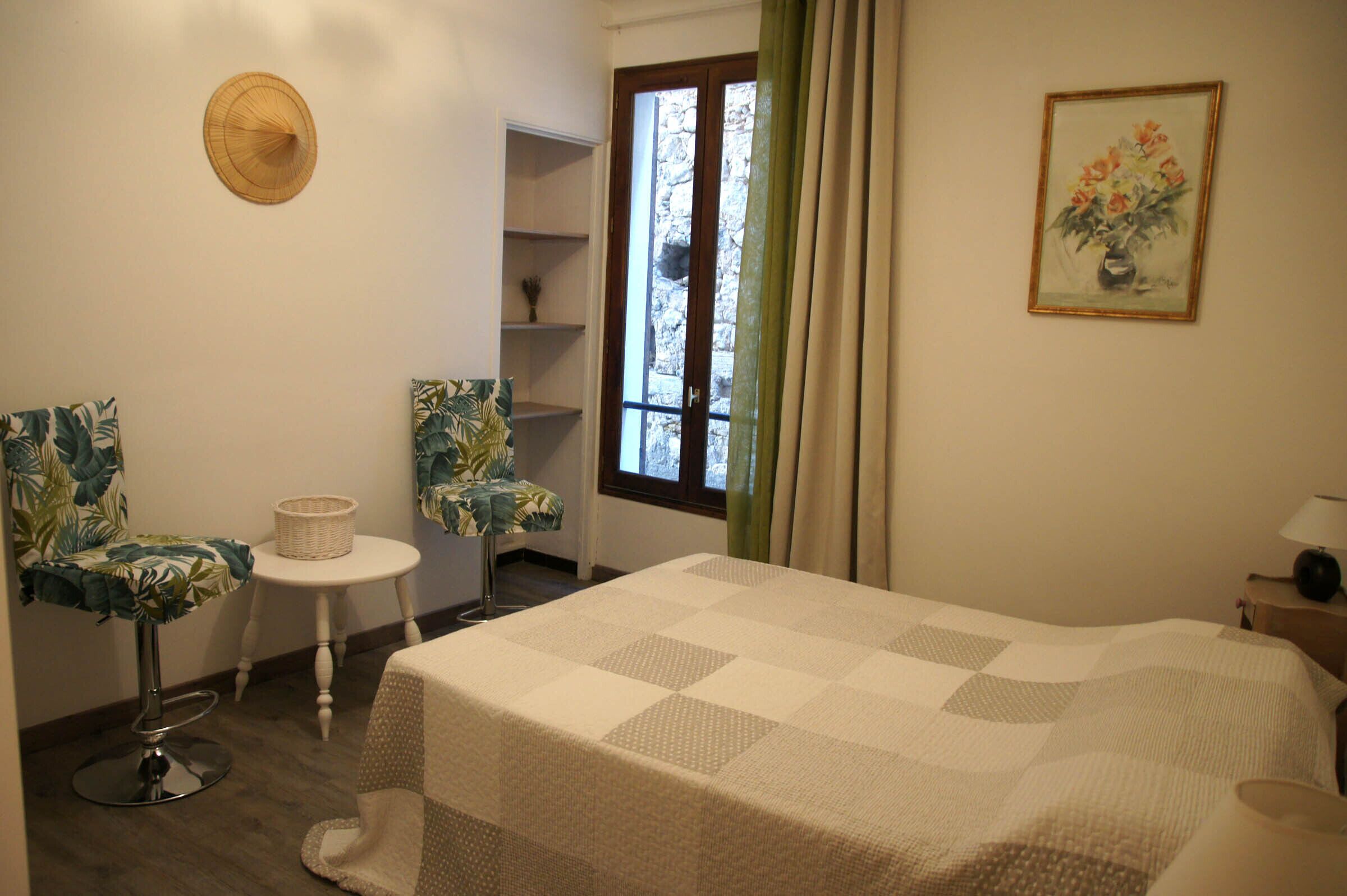 2 bedrooms, iron/ironing board, travel crib, free WiFi