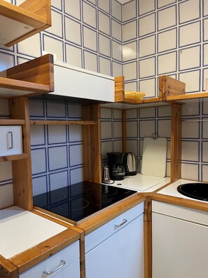 Fridge, microwave, cookware/dishes/utensils, dining tables - Big Apt with 2 Bedrooms (Bardolino)