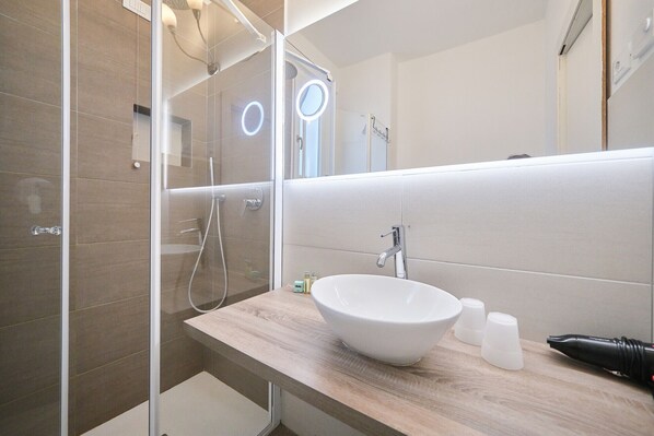 Douche, sèche-cheveux, bidet