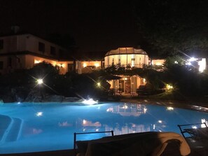 Una piscina al aire libre