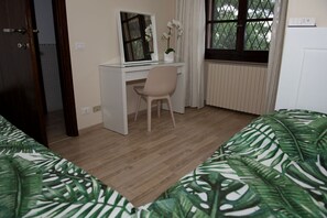 2 عدّة غرف نوم ومكواة/لوح كي وواي فاي مجانًا وملاءات أسرّة