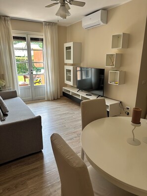 Smart TV, futbolito, mesa de ping pong