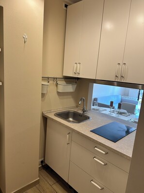 ثلاجة، فرن، موقد طهي مسطح، مستلزمات طهي/أطباق/أوعية