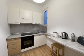 Frigorifero, microonde, forno, pentole/stoviglie/utensili