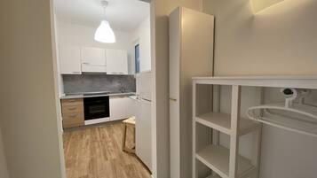 KylskÄp, mikrovÄgsugn, ugn och grytor/köksredskap