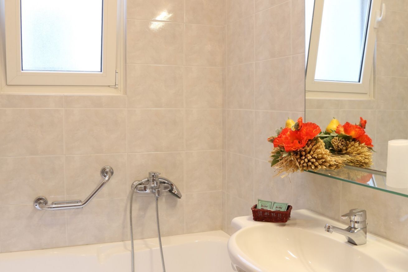 Combined shower/tub, hair dryer, bidet, towels
