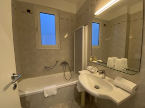 Combined shower/tub, hair dryer, bidet, towels
