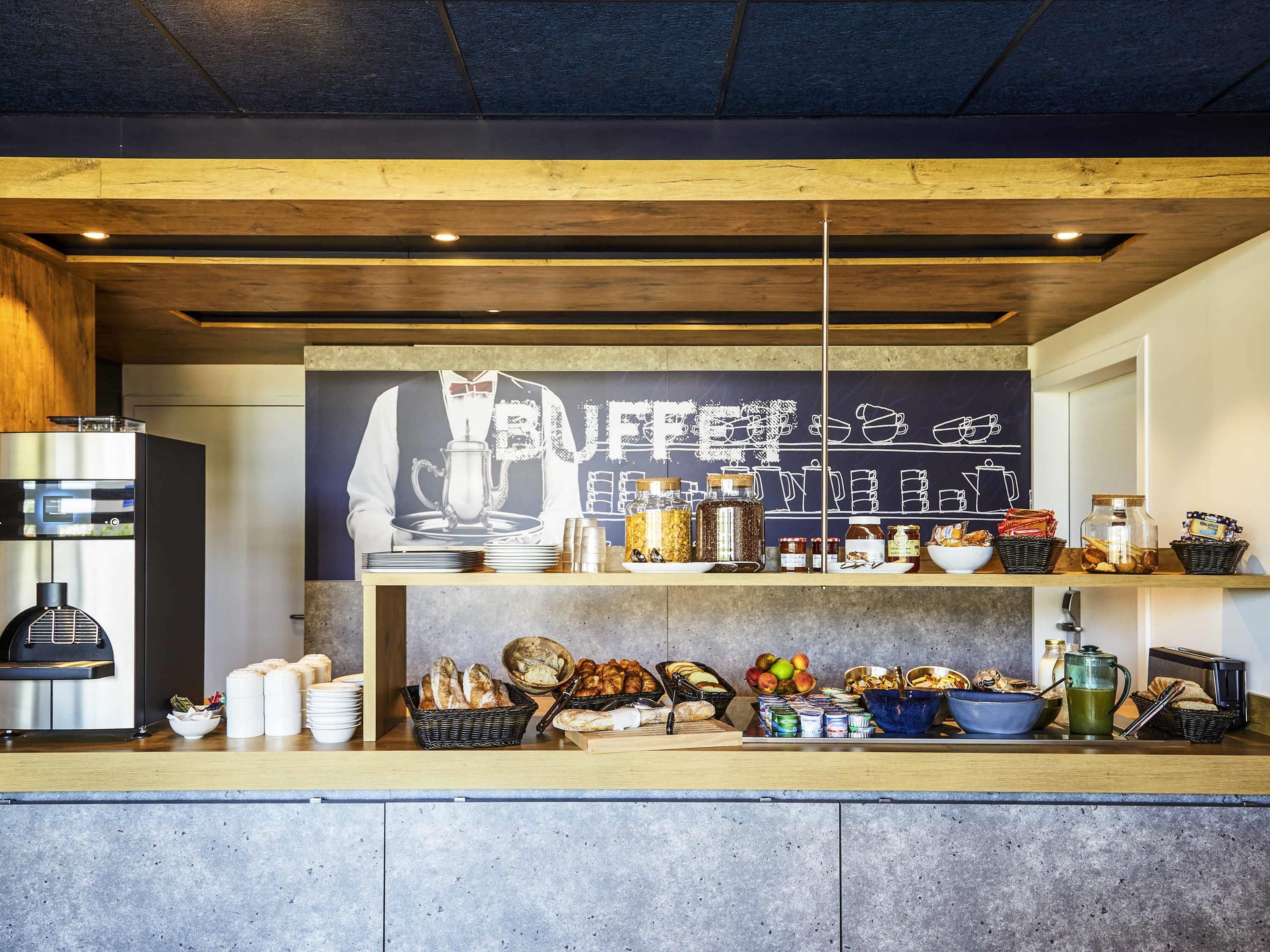 อาหารเช้าแบบบุฟเฟ่ต์ในวันธรรมดา (EUR 9.90 ต่อคน)