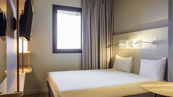 Chambre Triple Standard, plusieurs lits | Rideaux occultants, chambres insonorisées, fer et planche à repasser