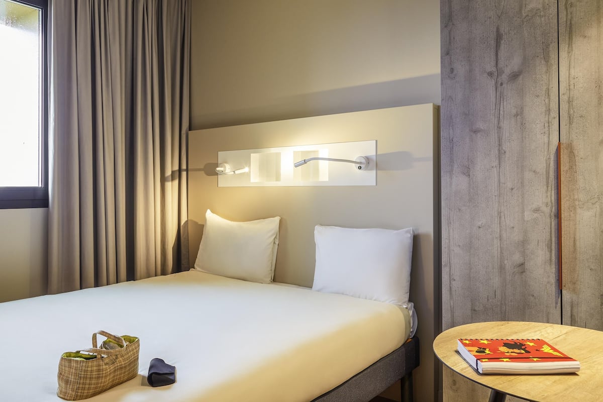 Quarto triplo standard, várias camas | Cortinas blackout, quartos à prova de som, ferros/tábuas de passar roupa