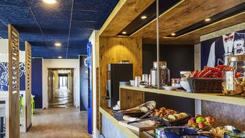 Buffet breakfast on weekdays (EUR 9.90 per person)