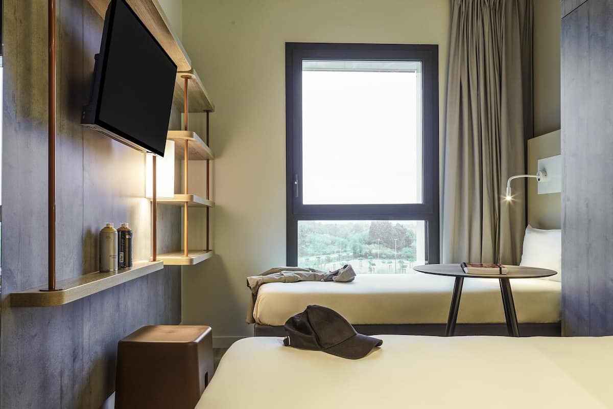 Dreibettzimmer, 3 Einzelbetten | Individuell eingerichtet, Verdunkelungsvorhänge, schallisolierte Zimmer