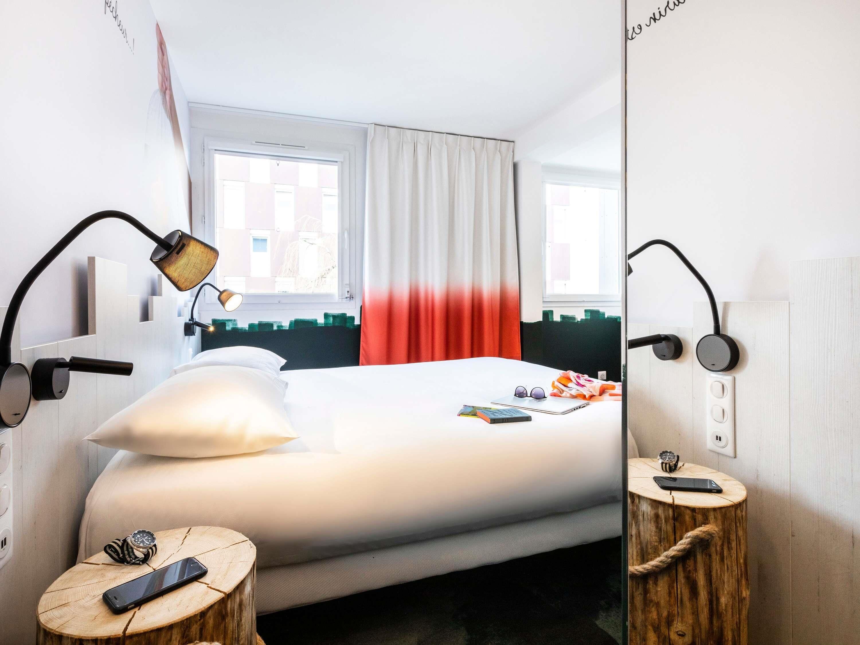 Desk, soundproofing, free WiFi, bed sheets