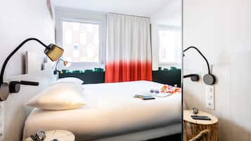 Desk, soundproofing, free WiFi, bed sheets