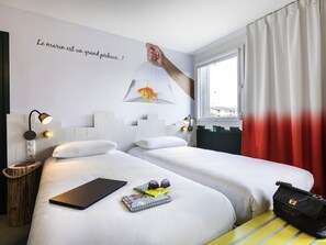 Desk, soundproofing, free WiFi, bed sheets