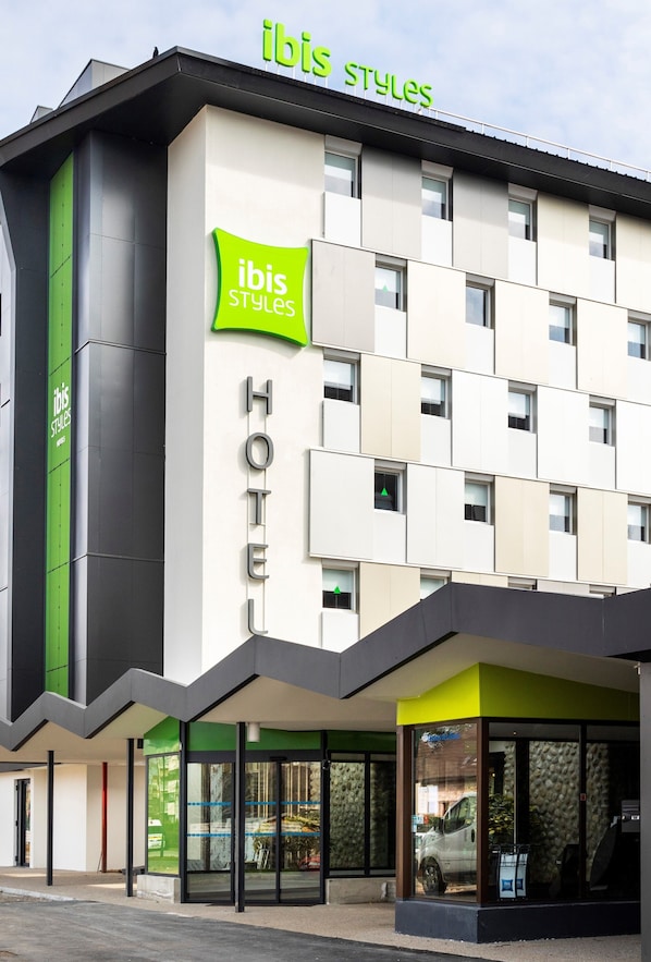 A modern hotel with a prominent "ibis Styles" sign, a glass entrance, and a clean, contemporary facade. - ibis Styles Thonon Les Bains Hotel (Thonon-les-Bains)