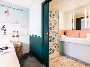 Family Suite, 1 Double Bed with Sofa bed | Desk, soundproofing, free WiFi, bed sheets