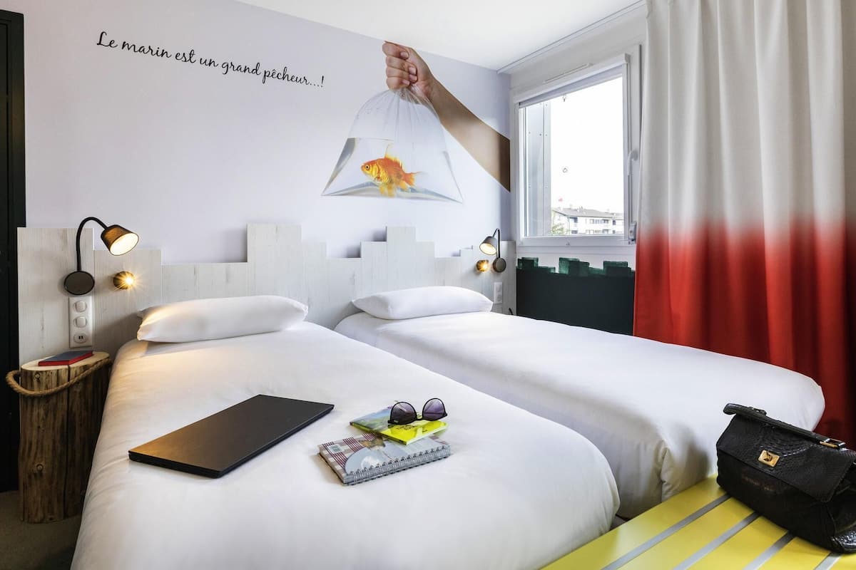 Standardzimmer, 2 Einzelbetten | Schreibtisch, schallisolierte Zimmer, kostenloses WLAN, Bettwäsche