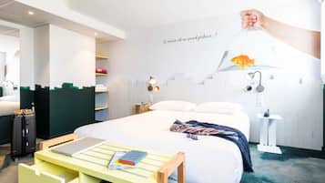 Escritorio, sistema de insonorización, wifi gratis y ropa de cama