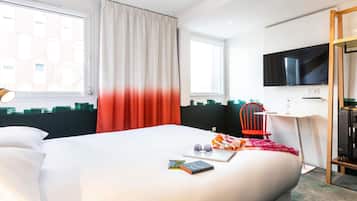 Escritorio, insonorización, wifi gratis y ropa de cama
