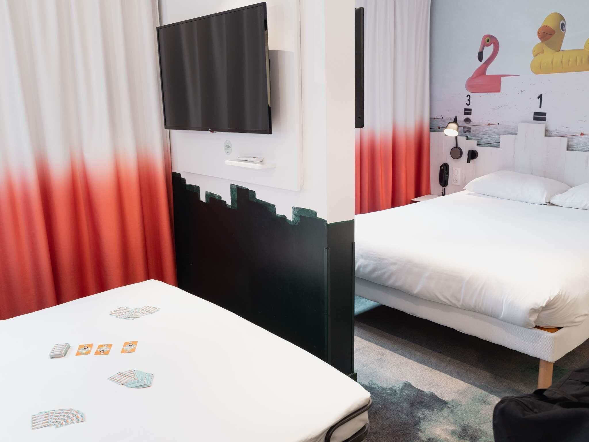 Suite familiar, 1 cama matrimonial y sofá cama | Escritorio, insonorización, wifi gratis y ropa de cama 