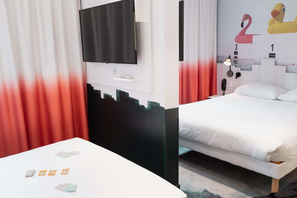Suite familiar, 1 cama matrimonial y sofá cama | Escritorio, insonorización, wifi gratis y ropa de cama