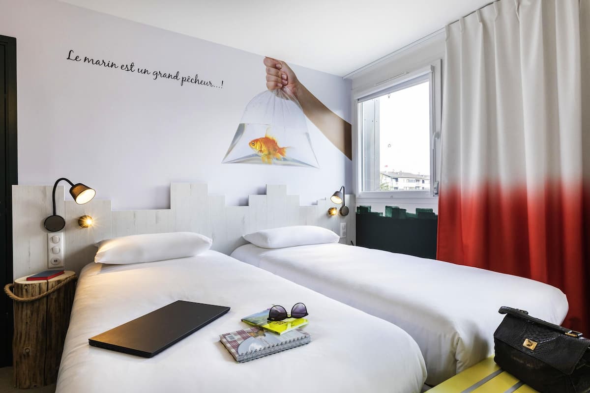 Quarto standard, 2 camas de solteiro | Escrivaninha, quartos à prova de som, Wi-Fi de cortesia, roupa de cama
