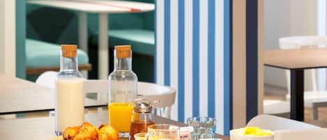 Tägliches Frühstücksbuffet (13.50 EUR pro Person)