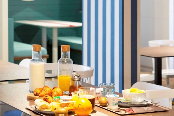 Petit déjeuner buffet (13.50 EUR par personne)