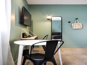 Muebles diferentes, cortinas blackout, insonorización y wifi gratis 