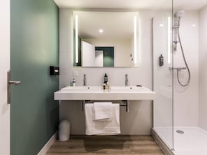 Suíte standard, várias camas | Individualmente mobiliados, cortinas blackout, quartos à prova de som