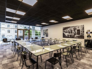 A conference room with glass tables, chairs, and large windows. - ibis Styles Limoges Centre (Limoges)