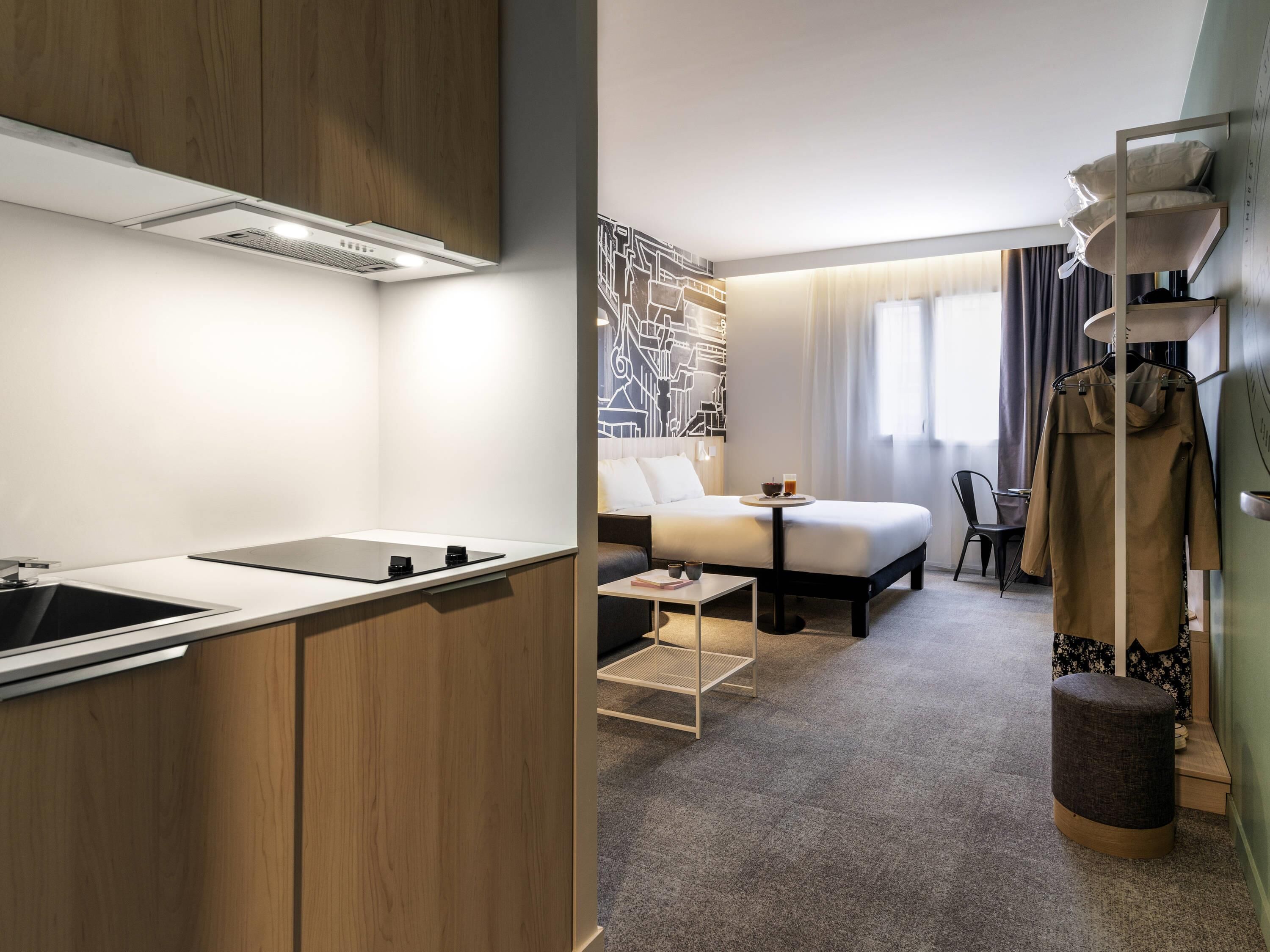 Mobiliari individual, cortines opaques i habitacions insonoritzades 