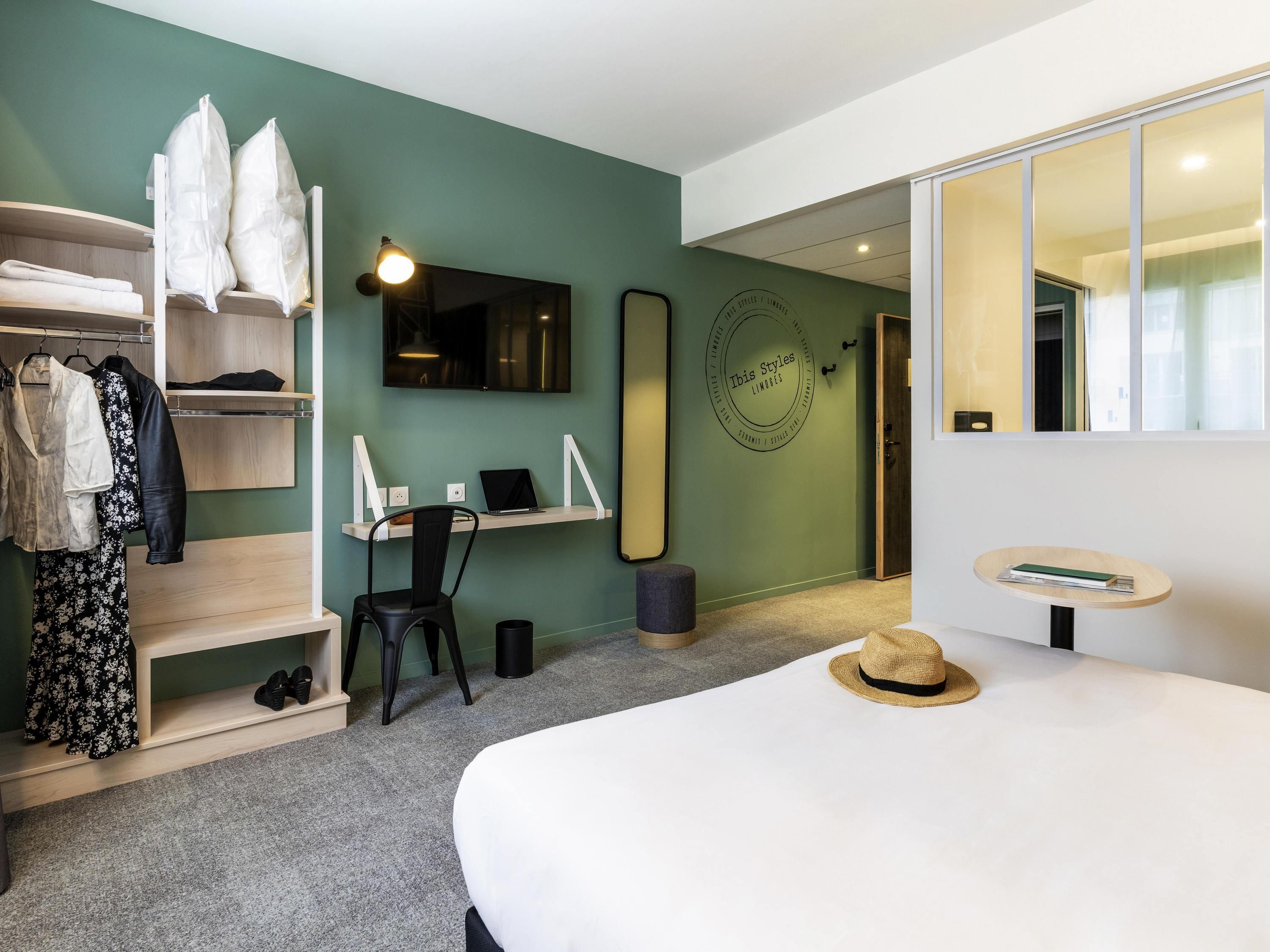 Quarto com cama, escrivaninha, cadeira, guarda-roupa e espelho.
