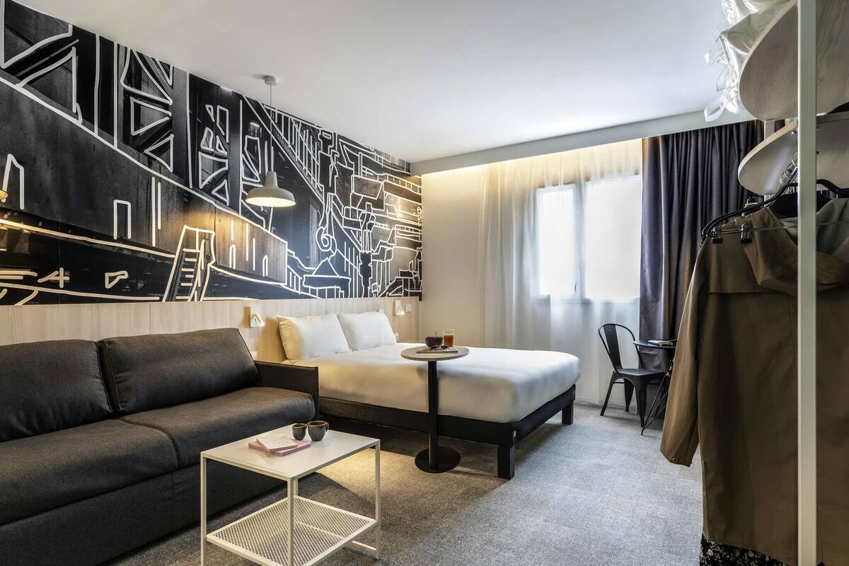 Muebles diferentes, cortinas blackout y sistema de insonorización