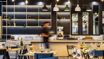 Petit déjeuner buffet (12 EUR par personne)