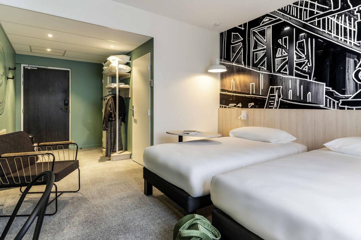 Muebles diferentes, cortinas blackout y sistema de insonorización