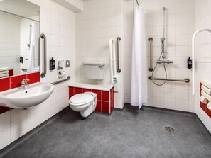 Habitación doble, 1 cama matrimonial, con acceso para personas discapacitadas | Escritorio, espacio para trabajar con laptop y cortinas blackout 