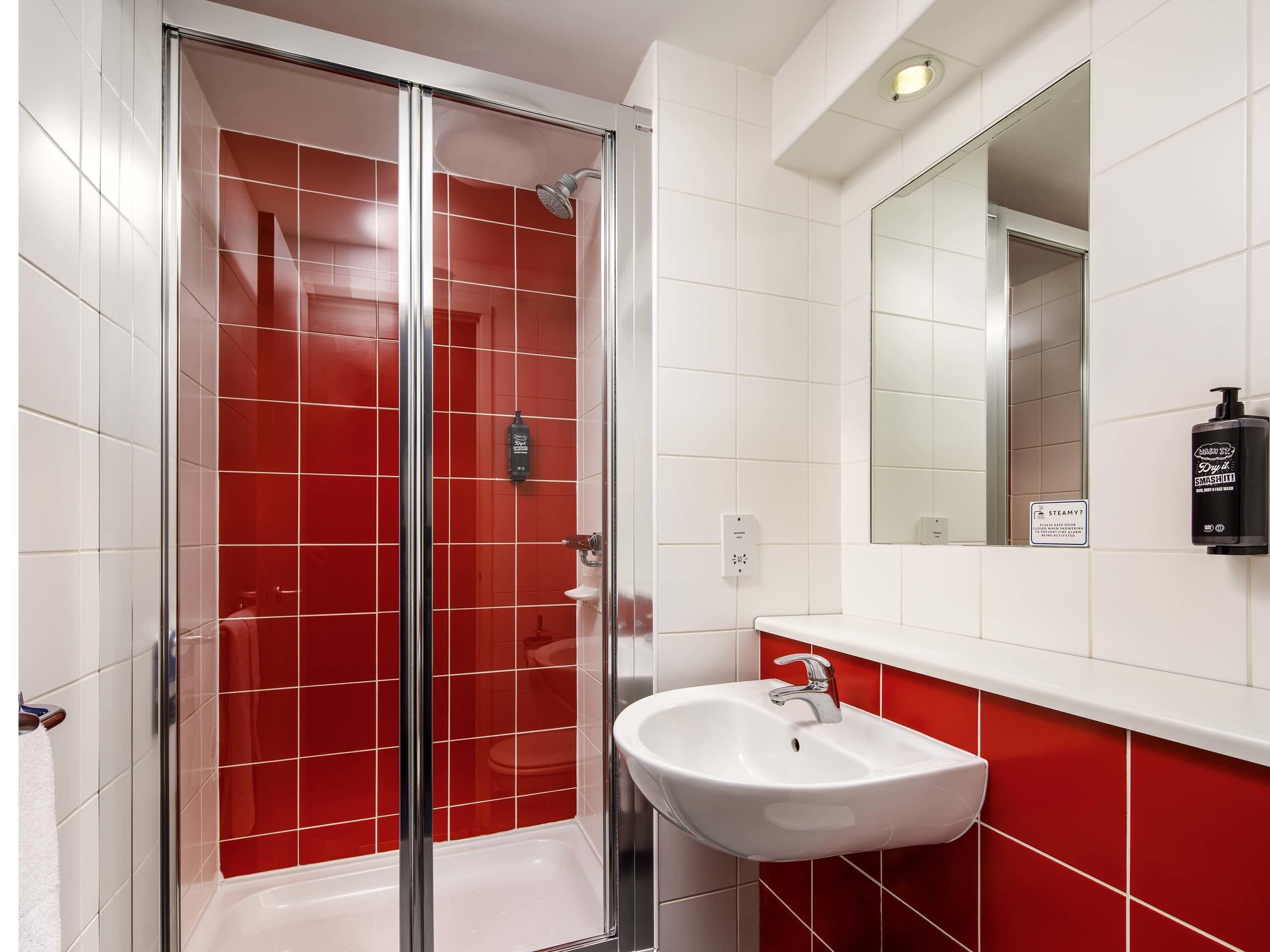 Habitación doble estándar, 1 cama matrimonial | Escritorio, espacio para trabajar con laptop y cortinas blackout 